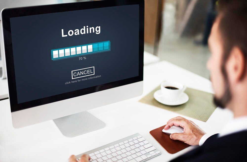 Persona navegando por una web optimizada desde un portátil