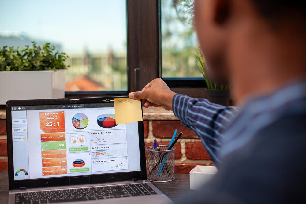 Tienda online Shopify con costes mensuales, apps y funcionalidades en pantalla