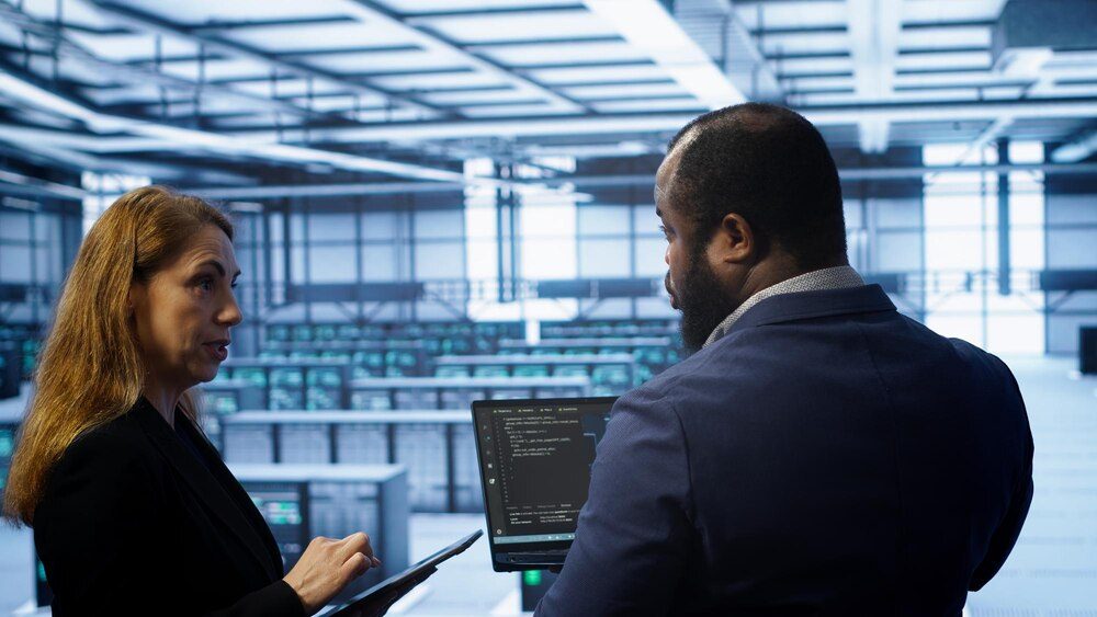 Equipo de TI realizando una auditoría informática en una empresa