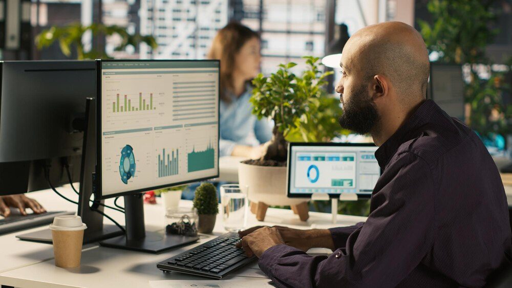 Analista de datos revisando dashboards en pantalla