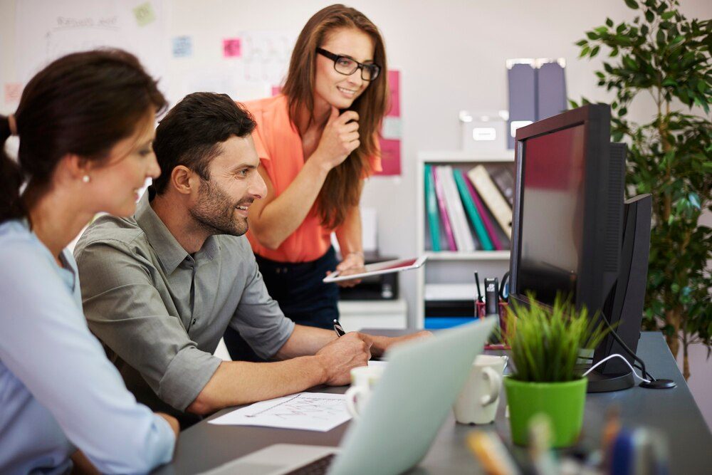 Trabajadores de TI en reunión de brainstorming