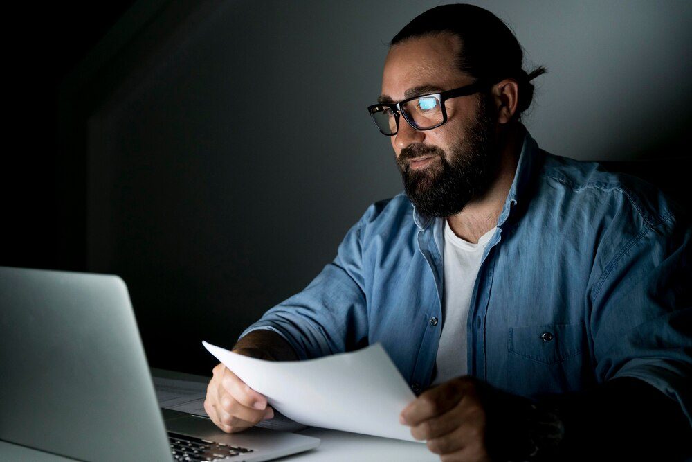 Persona privacidad revisando documentos